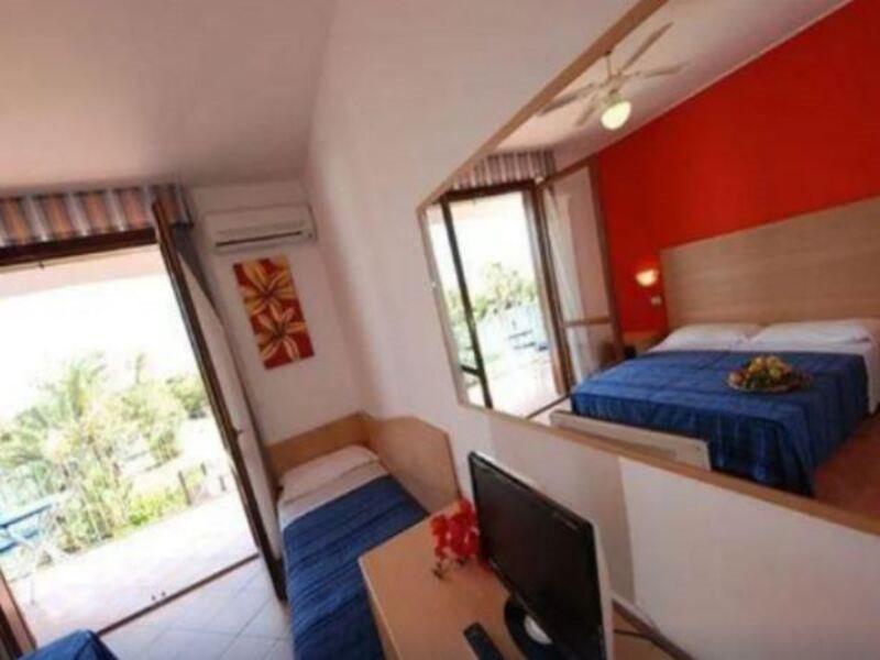 Hotel Club Santa Sabina Торре-Санта-Сабина Экстерьер фото
