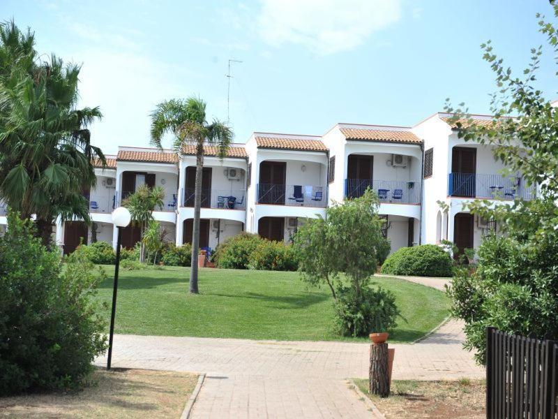 Hotel Club Santa Sabina Торре-Санта-Сабина Экстерьер фото
