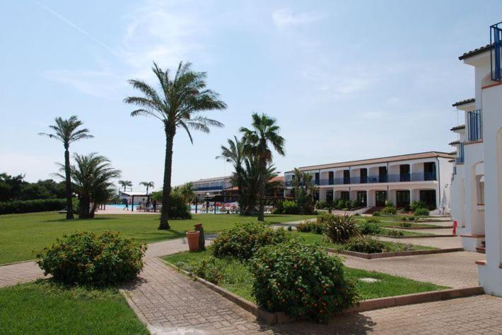 Hotel Club Santa Sabina Торре-Санта-Сабина Экстерьер фото