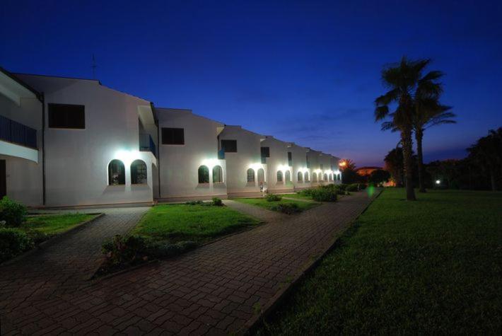 Hotel Club Santa Sabina Торре-Санта-Сабина Экстерьер фото